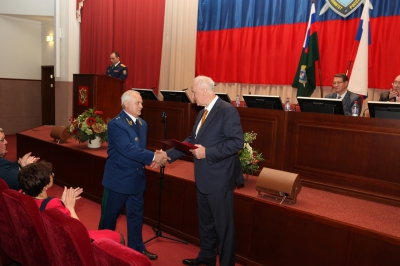 Вручение награды СК РФ ветерану следственных органов Р.С.Тамаеву